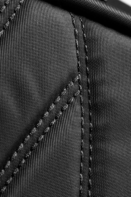 Sporttasche aus robustem Nylon mit Ziernähten, Reißverschluss-Innentasche, abnehmbarem Schulterriemen und gesticktem OLAKALA Logo.