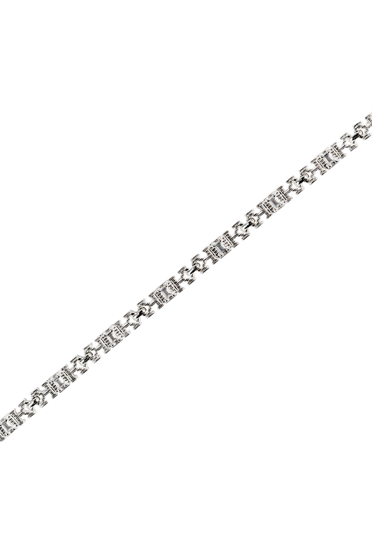 Pangea Bracelet mit eingraviertem Monogramm und OLA KALA Logo, verstellbare Rückseite, Nahaufnahme der Kettenglieder.