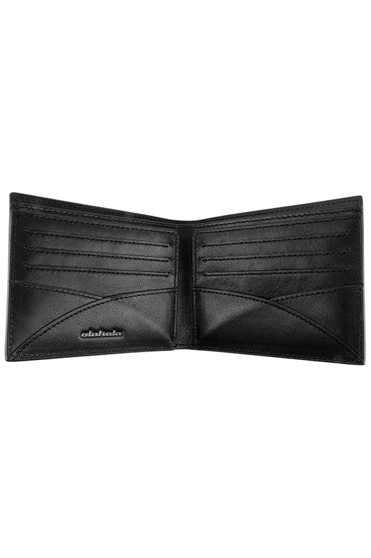CC Monogramm Wallet mit eingeprägtem OLAKALA Monogramm, sechs Kartenfächern und einem Geldscheinfach, geprägtes OLAKALA Logo auf der Innenseite.