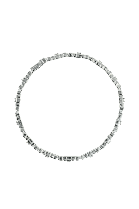 Pangea Armband mit Diamanten und quadratischen Steinen, eingraviertem Monogramm und OLA KALA Logo, offen und größenverstellbar.
