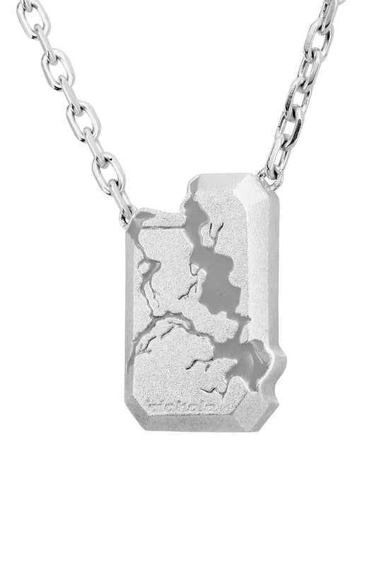 Gem Necklace Gray: Silberne Halskette mit anhänger im zerstörten Look, riss in Landkartenform, längenverstellbar, aus 925 Sterling Silber, unisex, 49 cm Länge.