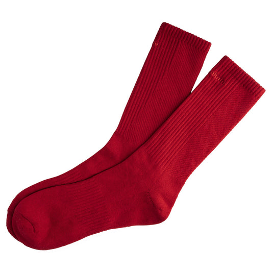 Distorted Socks Red 3er Pack: Rote Socken mit verschiedenen Strickmustern und gesticktem OLAKALA-Logo, präsentiert in einer roten Geschenkbox.