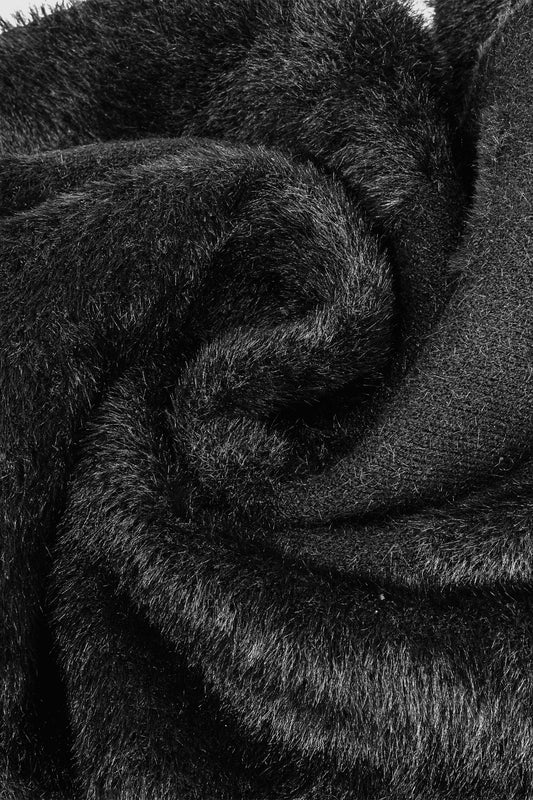 Nahaufnahme des Greyzone Fuzzy Schals Schwarz mit unregelmäßigem Muster und OLAKALA-Logostickerei, Länge 180 cm, Breite 35 cm, unisex.
