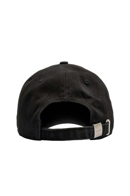 CC Icon Cap Black mit gesticktem OLAKALA-Logo, verstellbar durch Metallclip hinten. Nahaufnahme zeigt Metallschnalle und Gurt. Einheitsgröße für alle.