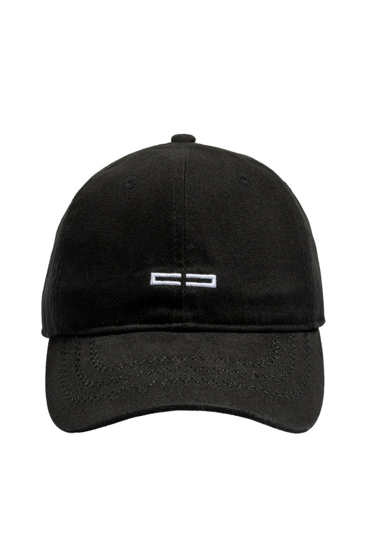 CC Icon Cap Black mit gesticktem OLAKALA Logo, verstellbar durch Metall Clip hinten, stilvolles Modeaccessoire im offiziellen OLAKALA® Onlineshop.