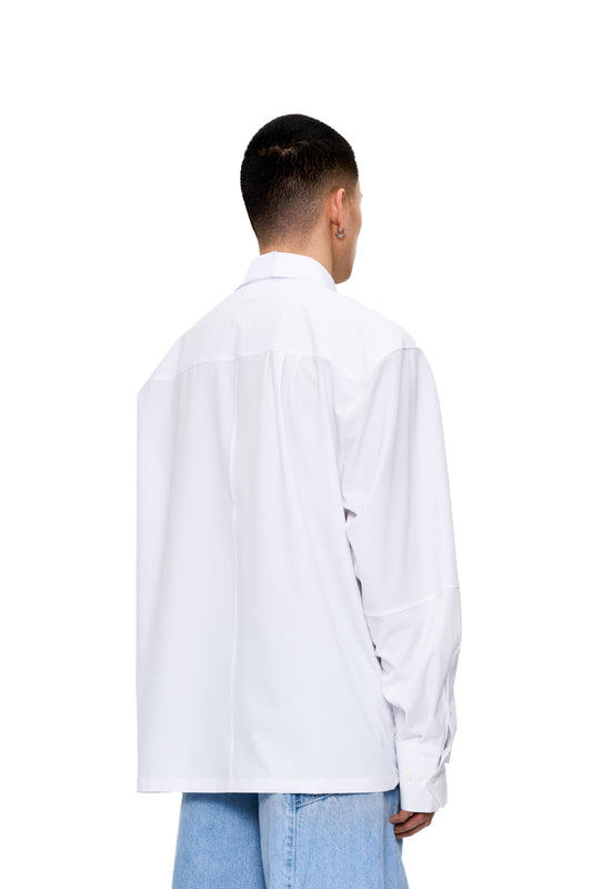 Mann trägt CC Button Shirt White mit doppeltem Kragen und aufgesetzter Brusttasche, Oversized Passform, Unisex, OLAKALA Metall-Logo sichtbar.