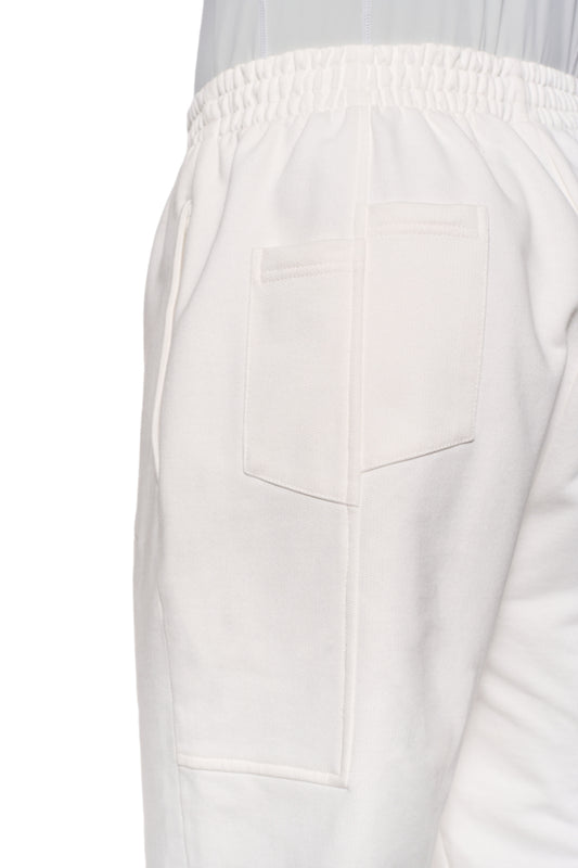 Nahaufnahme einer Tasche der Sports Sweatpants White mit Eingriffstaschen und Reißverschluss, zeigt die lockere Passform und das gestickte OLAKALA Sports Icon.