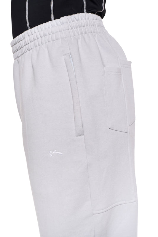 Graue Sports-Sweatpants mit weißer Stickerei, Reißverschlusstaschen, elastischem Bund und lockerer Passform, ideal für den lässigen, unisex Look.