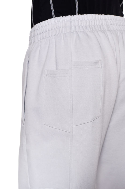 Nahaufnahme einer weißen Tasche auf der linken Seite der Sports Sweatpants Gray mit Reißverschluss, dekonstruierter Gesäßtasche und elastischem Bund.