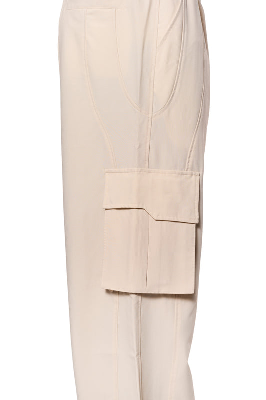 Synergy Cargo Pants Sand mit elastischem Kordelzug, asymmetrischen Cargo-Taschen, Reißverschlusstaschen und gesticktem Logo, aus robustem Rip-Stop Gewebe in Nahaufnahme.