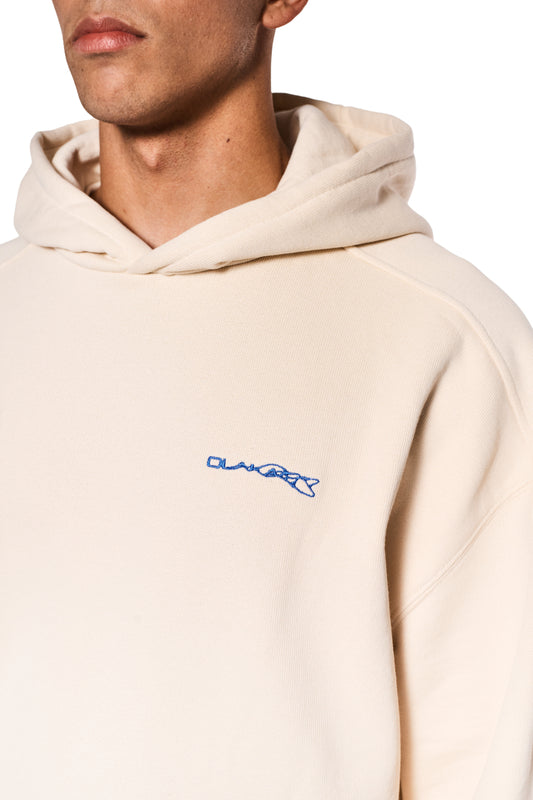 Person trägt Synergy Mask Hoodie Beige mit blauem Synergy-Logo auf der Brust, Kapuze und abnehmbarer Maske.