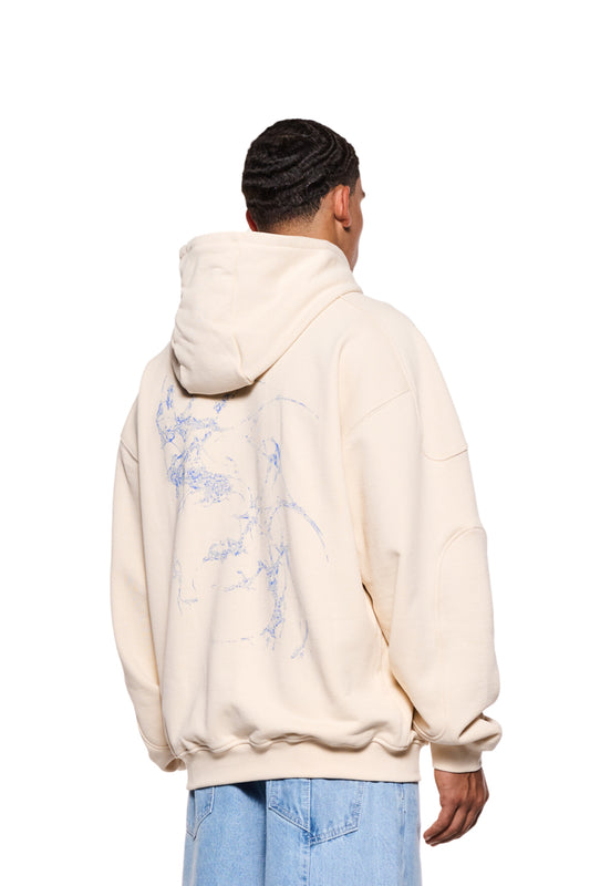 Mann trägt Synergy Mask Hoodie Beige mit Rippbündchen, elastischem Bund, abnehmbarer Maske, Stickerei und Siebdruck. Oversized, cropped Fit, unisex.