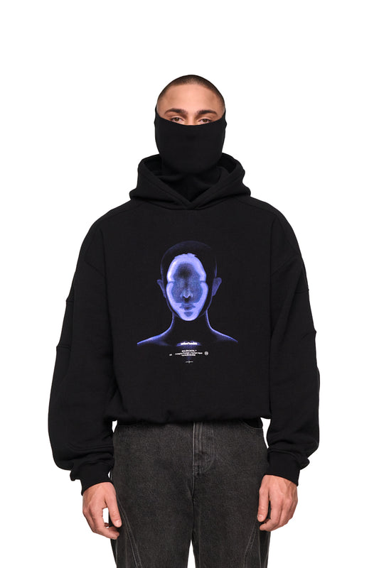 Mann trägt Alien Intel Mask Hoodie Blue mit Ripp-Bündchen, elastischem Saum, und Siebdruck-Grafik. Hände in Taschen, oversized und unisex Design.
