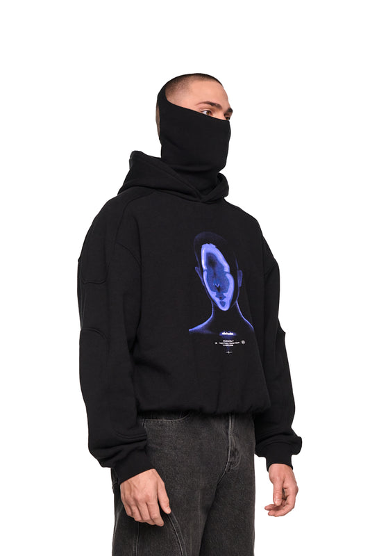 Mann trägt Alien Intel Mask Hoodie Blue mit Ripp-Bündchen und Siebdruck-Grafik, Kapuze und elastischem Saum. Unisex, oversized und cropped Schnitt.