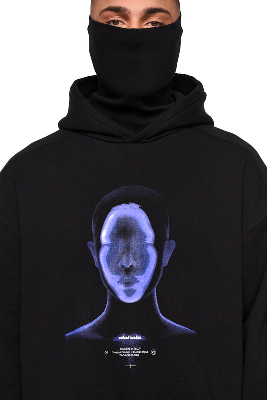 Person trägt Alien Intel Mask Hoodie Blue mit Ripp-Bündchen, elastischem Saum, Rippstoffmaske und Siebdruckgrafik. Oversized, cropped Fit, unisex.