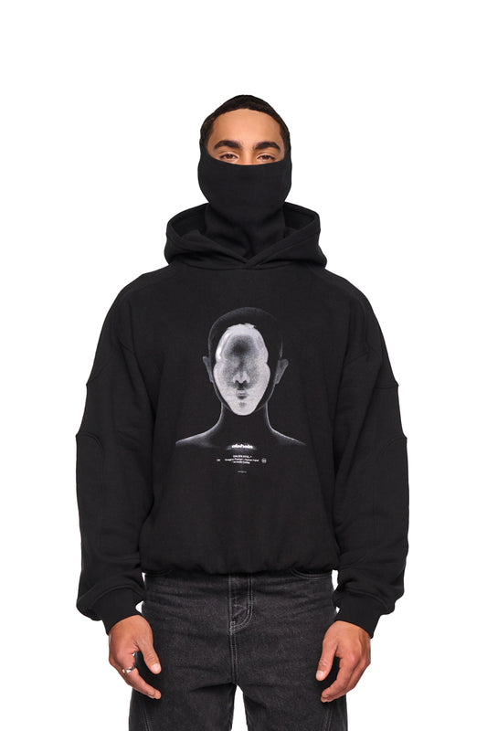 Person trägt Alien Intel Mask Hoodie mit Gesichtsgrafik und Rippbündchen, Oversized-Cropped-Fit, Unisex mit elastischem Saum und Kapuze.