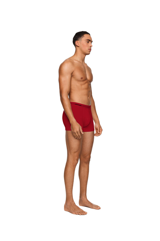 Mann trägt rote Boxershorts aus dem 3er Pack mit elastischem Bund und eingewebtem Logo von OLAKALA.