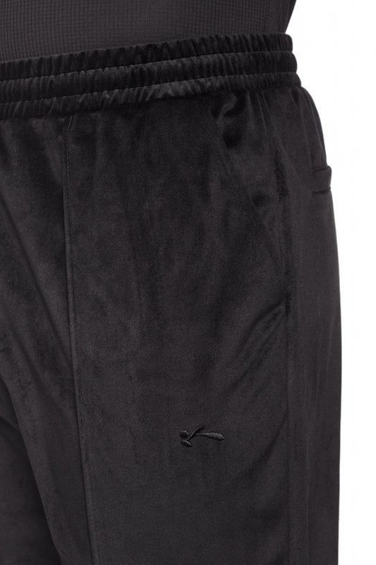 Sports Velour Jogger Pants Black mit weichem Velours, offenen Beinabschlüssen, Seitentaschen und gesticktem OLAKALA Sports Icon.