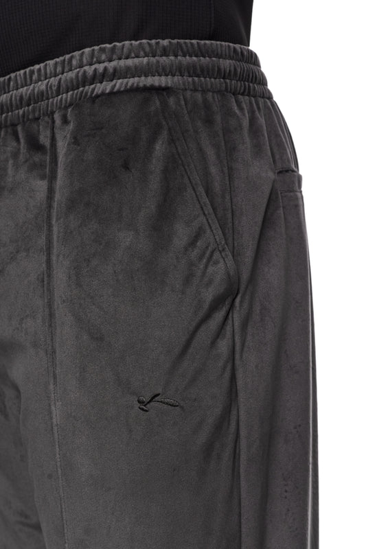 Sports Velour Jogger Pants Gray aus weichem Velours, lockere Passform, gesticktes OLAKALA Logo, seitliche Eingriffstaschen, Biesen an Hosenbeinen.