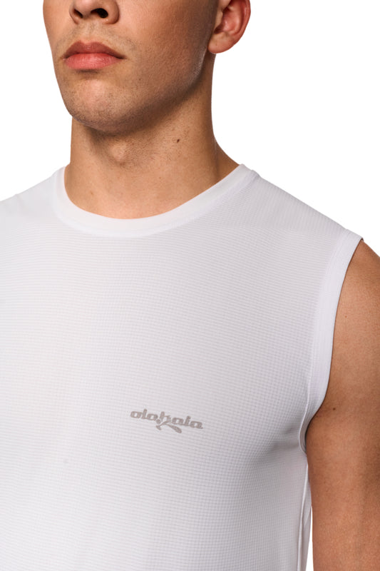Nahaufnahme eines Mannes mit Sports Function Tanktop White, zeigt den Halsbereich und das OLAKALA Sports Logo auf der linken Brust für sportliche Aktivitäten.