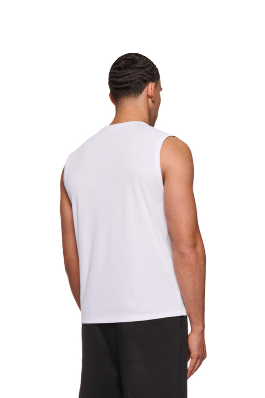 Mann in weißem Sports Function Tanktop, zeigt lockere Passform und OLAKALA-Logo auf der Brust. Ideal für Sport und Freizeit durch atmungsaktives, schnelltrocknendes Material.