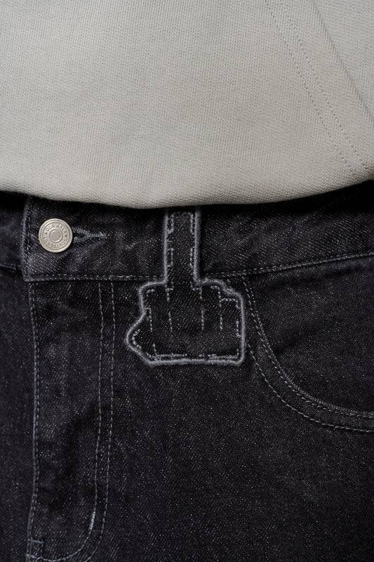 Nahaufnahme des OLAKALA-Jeansknopfs an CC Black Loose Fit Denim Pants mit versetztem Hosenbund und gesticktem Logo auf 14 oz Denim.