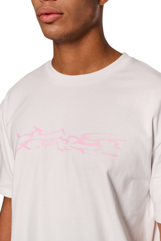 Mann trägt E.O.I. T-Shirt Weiß mit Siebdruck-Grafik auf der Vorderseite, Ripp-Kragen und reguläre Passform. Unisex-Design von OLAKALA.
