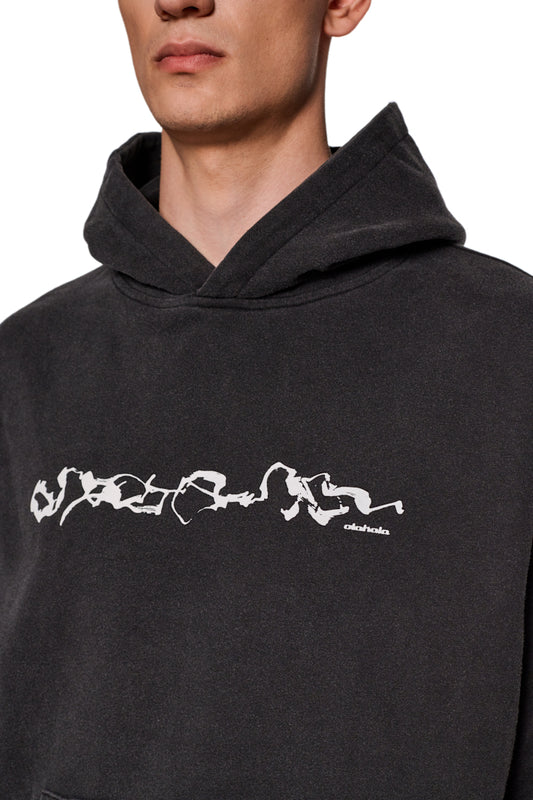 Person trägt E.O.I Hoodie Black mit Kängurutasche und Siebdruckgrafik, zeigt Teilungsnähte und Ripp-Bündchen. Lockere Passform, unisex Design.