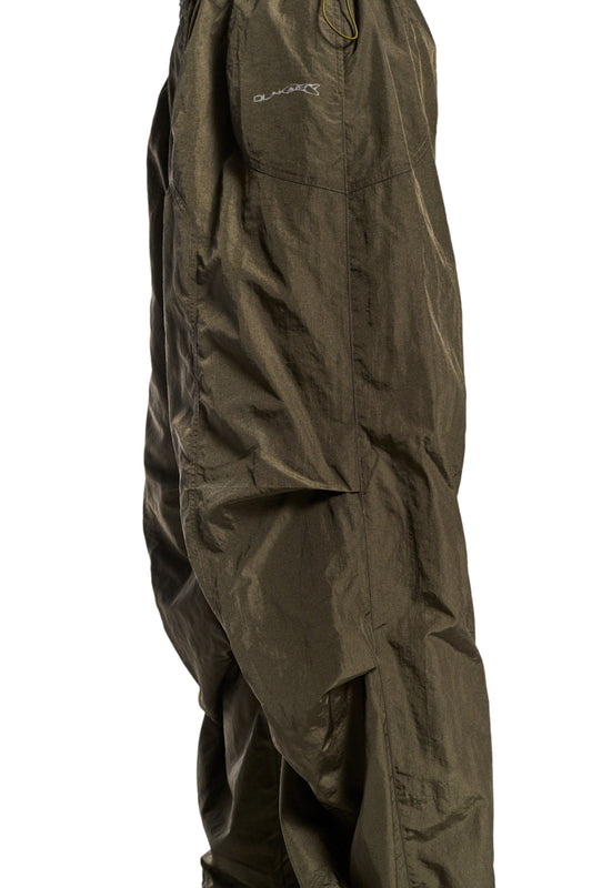 Nahaufnahme der Parachute Pants Khaki mit Eingriffstaschen, elastischem Kordelzug und gesticktem Synergy-Logo auf strapazierfähigem, leichtem Material.