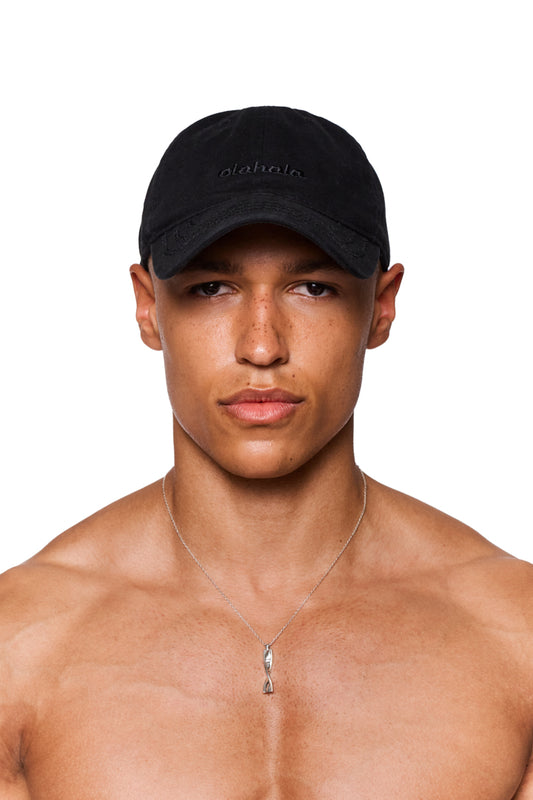 Mann trägt die CC Cap All Black mit gesticktem OLAKALA Logo und verstellbarem Metallclip hinten.