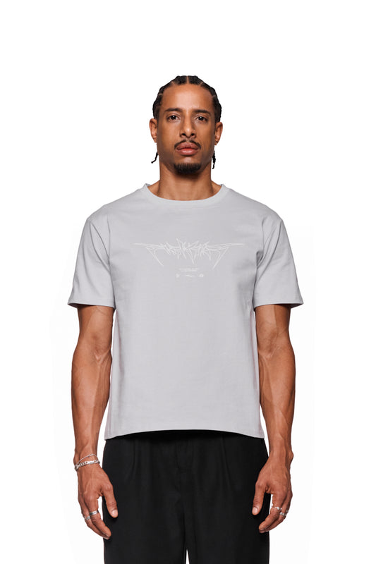 Mann trägt das Isolation T-Shirt Regular Gray mit Ripp-Kragen und Isolation-Grafik vorne; unisex, reguläre Passform.