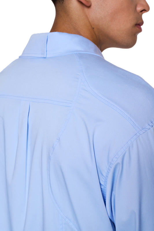 Rückansicht des CC Anatomy Shirt Blue mit doppellagigem Kragen, Teilungsnähten und gesticktem OLAKALA Logo auf der Brusttasche.