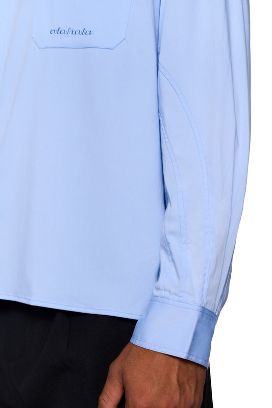 CC Anatomy Shirt Blue mit Knopfleiste, aufgesetzter Brusttasche und gesticktem OLAKALA Logo, zeigt Doppellagigen Kragen und Manschetten mit Knöpfen.
