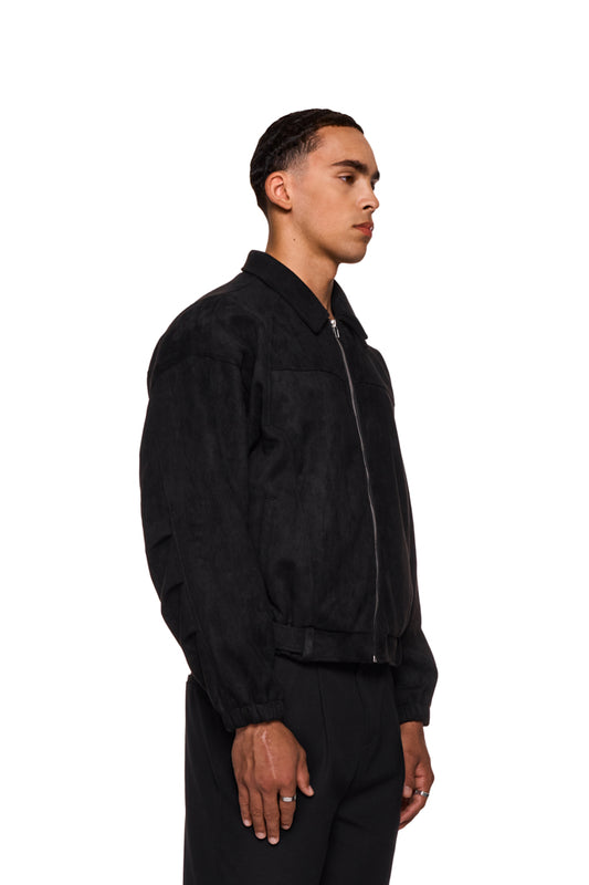 Mann in schwarzer CC Anatomy Velour Jacket mit doppellagigem Kragen, Paspeltaschen und gesticktem OLAKALA Logo.