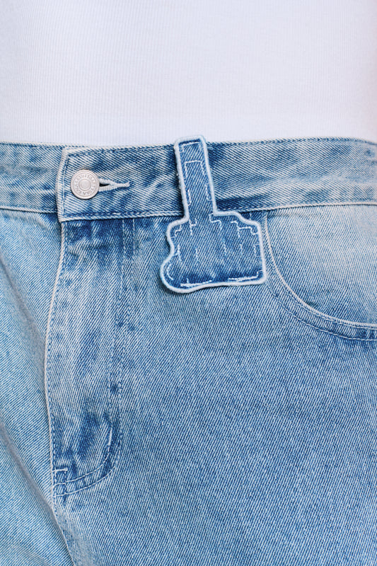 Nahaufnahme der CC Denim Pants Regular Blue mit versetztem Hosenbund und OLAKALA-Logo. Sichtbarer Jeansknopf und 5-Pocket-Stil aus robustem 14 oz Denim-Gewebe.