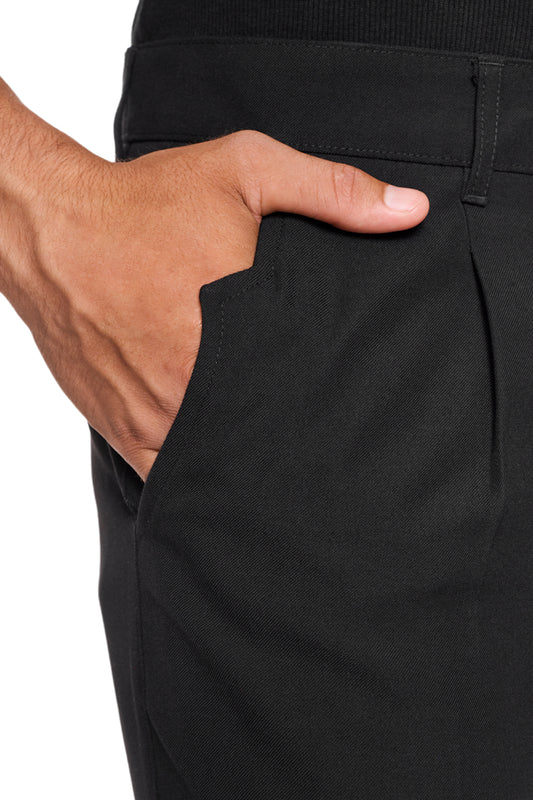 Hand in der Tasche einer CC Dress Pants Slim Fit Black, zeigt französische Taschen mit asymmetrischem Eingriff, aus weichem, robustem Köper-Gewebe.