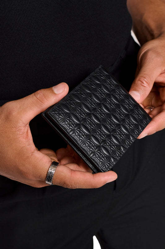 Person hält das CC Monogramm Wallet mit eingeprägtem OLAKALA Monogramm, sechs Kartenfächern und einem Geldscheinfach, gezeigt im offiziellen OLAKALA Online-Shop.