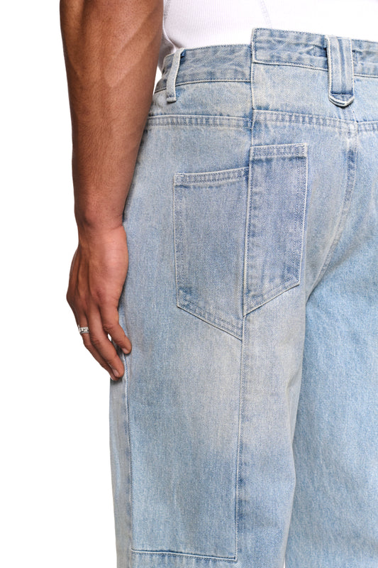 Distressed Denim Pants mit versetzten Nähten, 5-Pocket-Design und gesticktem OLAKALA-Logo. Sichtbare Patches und einzigartiger Hosenbund im Used-Look.
