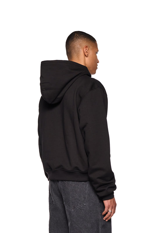 Fusion Hoodie Black mit Kängurutasche und Ripp-Bündchen. Zeigt Rückenansicht mit Fokus auf Tasche und Ärmel. Unisex-Schnitt, ideal für den lässigen Look.