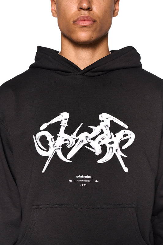 Person trägt Fusion Hoodie Black mit weißem „Fusion“-Siebdruck, Kängurutasche und Ripp-Bündchen an Ärmeln und Saum. Unisex, reguläre Passform.