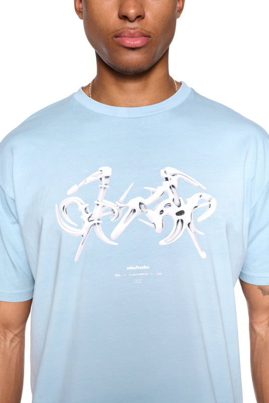 Mann trägt Fusion T-Shirt Blau mit Ripp-Kragen und „Fusion“-Grafik auf der Brust, reguläre Passform, unisex, erhältlich im offiziellen OLAKALA® Onlineshop.