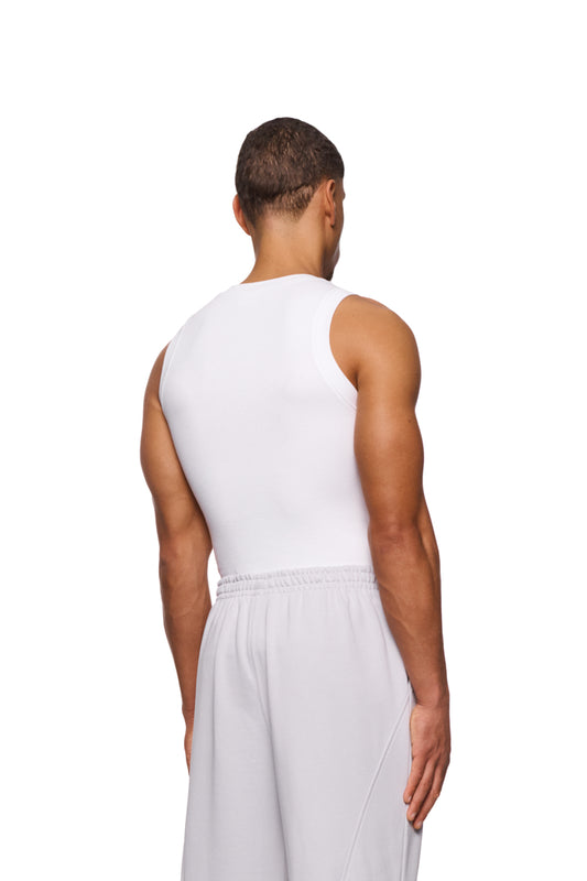 Mann trägt CC Core Tanktop White, eng anliegend mit gesticktem OLAKALA-Icon auf der linken Brust, aus elastischem Ripp-Stoff.