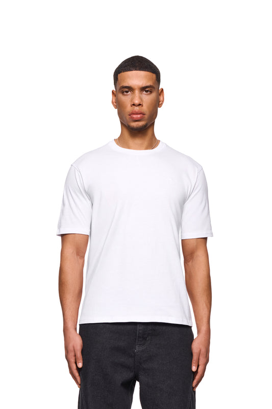 Mann trägt CC Core T-Shirt Weiß mit gesticktem OLAKALA-Icon auf der Brust, reguläre Passform, unisex.