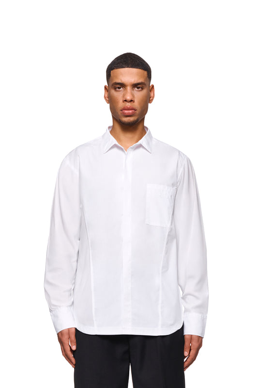 Mann trägt CC Core Button Shirt White mit verdeckter Knopfleiste und Brusttasche, bietet Langlebigkeit und Komfort durch strapazierfähige Mischfaser und verstärkten Kragen.