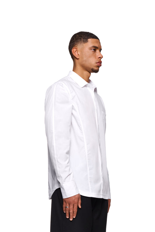 CC Core Button Shirt White mit verstärktem Kragen, verdeckter Knopfleiste und Brusttasche, getragen von einem Mann. Langlebige Mischfaser für Komfort und Stil.
