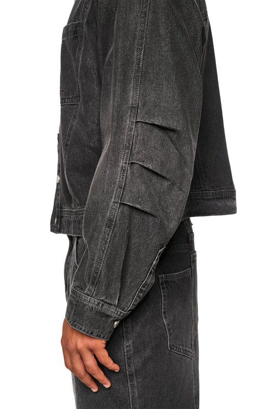 Nahaufnahme des 0asis Denim Overshirt Black mit Knopfleiste, geprägtem OLAKALA Patch, Teilungsnähten und Brusttaschen mit Logo-Stickerei. Perfekt für kühlere Sommertage.
