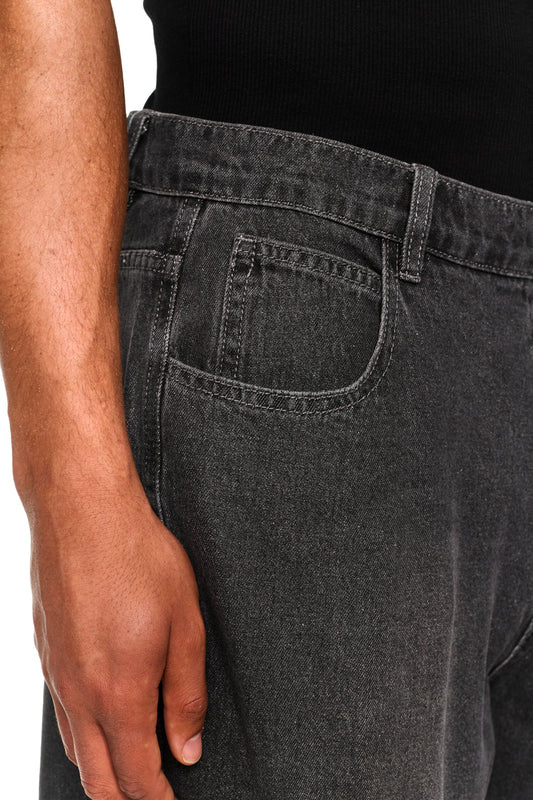 Nahaufnahme von OLAKALA Oasis Denim Shorts mit 5-Pocket-Design, geprägtem Patch am Bund und Logo-Stickerei.