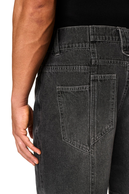 Nahaufnahme von OLAKALA 0asis Denim Shorts mit 5 Taschen, versetzter Passe, aufgesetzter Tasche, geprägtem Patch am Bund und Logo-Stickerei auf dem linken Bein.