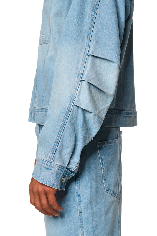 Nahaufnahme des OASIS Denim Overshirt Blue mit Knopfleiste, geprägtem OLAKALA-Patch, Brusttaschen und Logo-Stickerei, ideal für kühlere Sommertage.