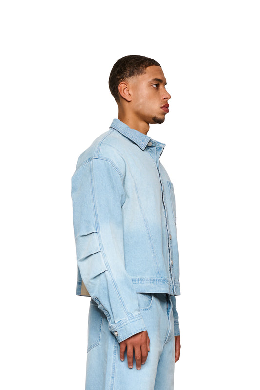 Nahaufnahme des 0asis Denim Overshirt Blue mit Knopfleiste, OLAKALA Patch, aufgesetzten Brusttaschen und Teilungsnähten, ideal für kühlere Sommertage.